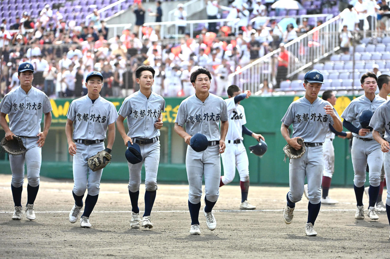 京都外大西対鳥羽　鳥羽に負け肩を落とす京都外大西ナイン（撮影・石井愛子）