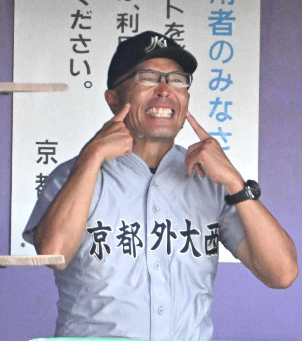 京都外大西対鳥羽　選手に声をかける京都外大西・上羽功晃監督（撮影・石井愛子）