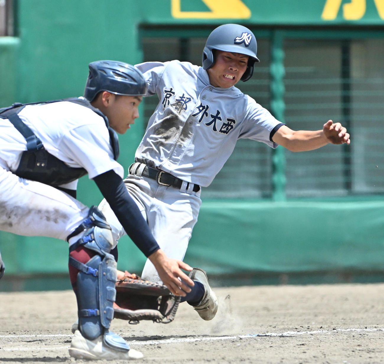 京都外大西対鳥羽　3回表京都外大西1死一、三塁　静井暖人の犠飛で生還する石海瑛多（右）（撮影・石井愛子）