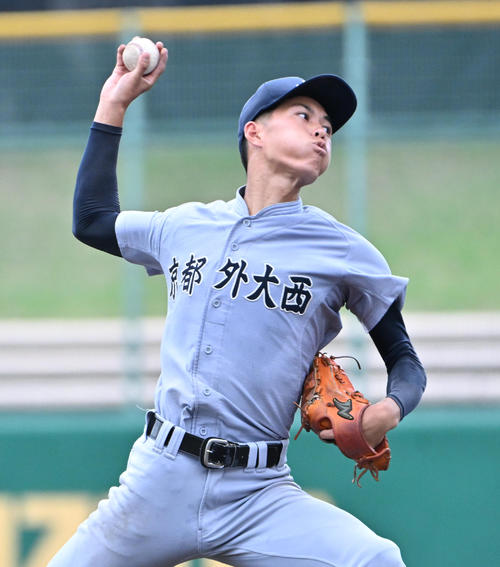 京都外大西高校　野球部公式戦用ユニフォーム 京都外大西の野球部ユニフォーム 左:普段のデザイン 右:2007年と2010年
