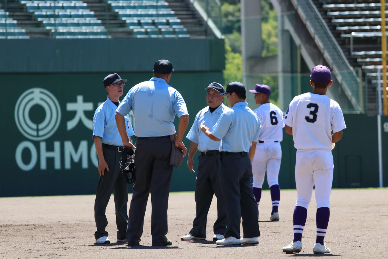 おかやま山陽対玉野光南　珍事の処理について協議する審判団（撮影・一樹）