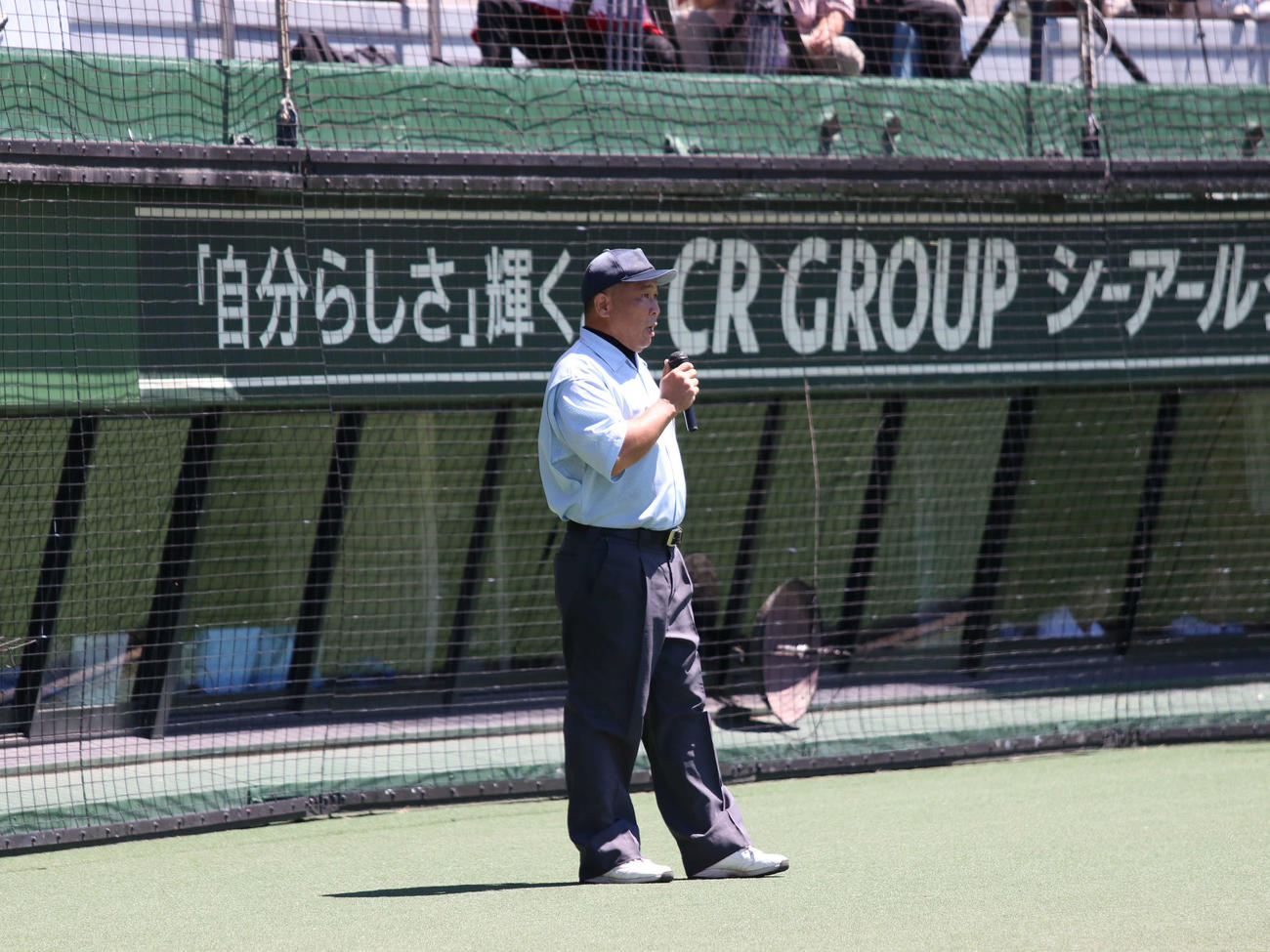 おかやま山陽対玉野光南　珍事の処理について説明する二塁塁審（撮影・一樹）