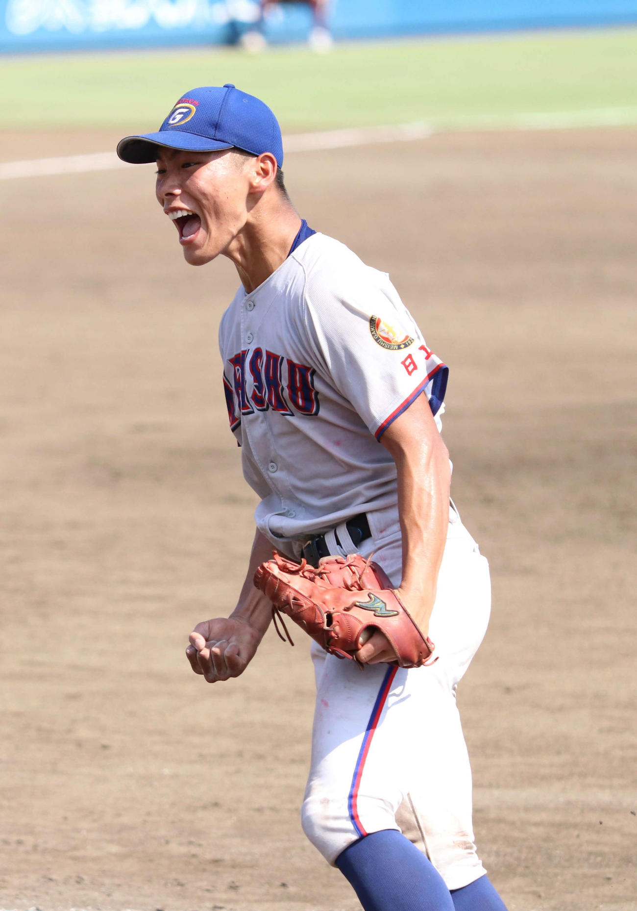 霞ケ浦－明秀日立　5回表霞ケ浦2死一、三塁、ピンチを切り抜け雄たけびを上げる明秀日立・中岡（撮影・寺本吏輝）