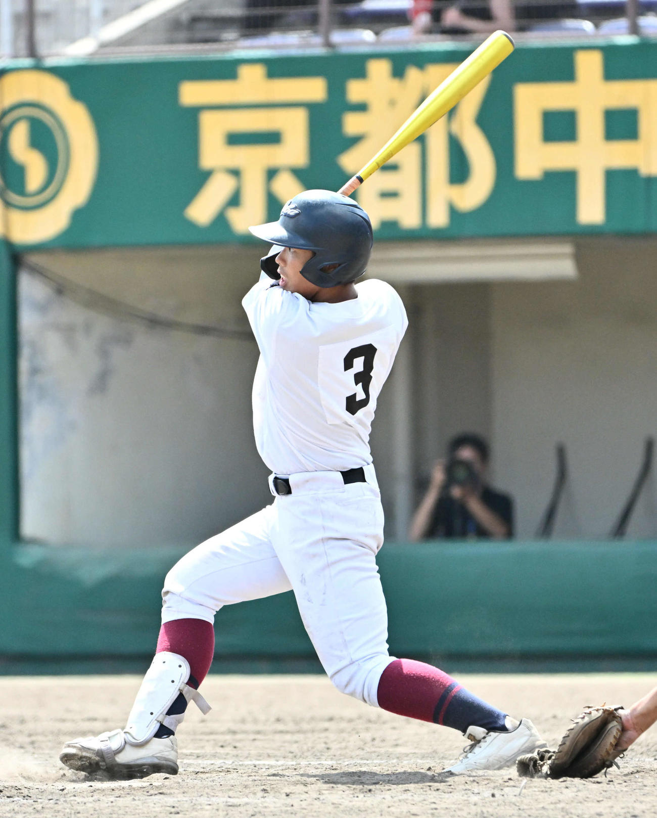 京都外大西対鳥羽　9回裏鳥羽2死満塁、横谷は逆転サヨナラ満塁本塁打を放つ（撮影・石井愛子）