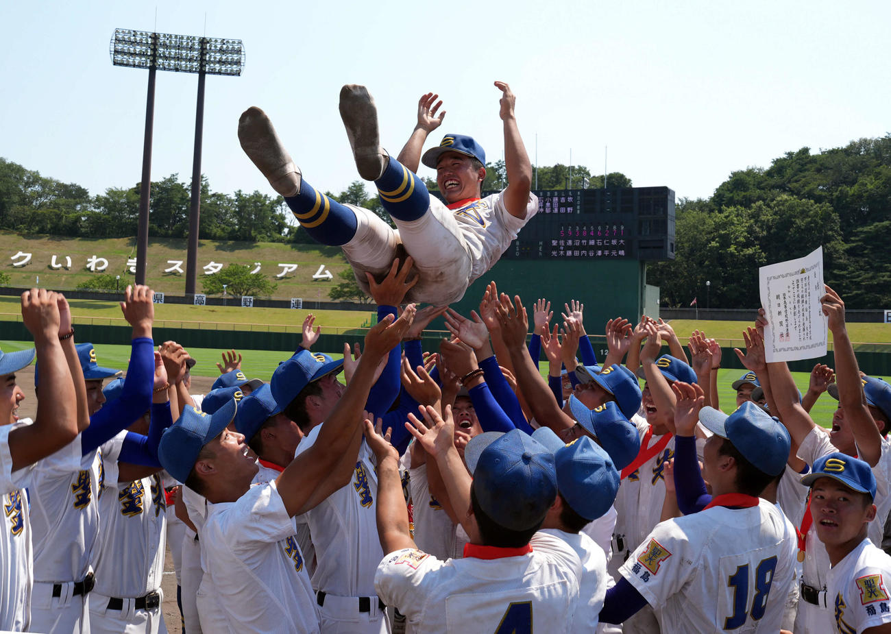 第107回全国高校野球選手権福島県大会決勝　会津北嶺対聖光学院　全国大会出場を決め喜ぶナインに胴上げされる聖光学院・竹内主将（撮影・小島史椰）