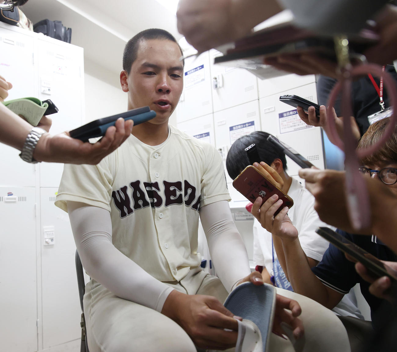 国士舘対早実　敗れた早実のエース中村主将は会見する（撮影・柴田隆二）