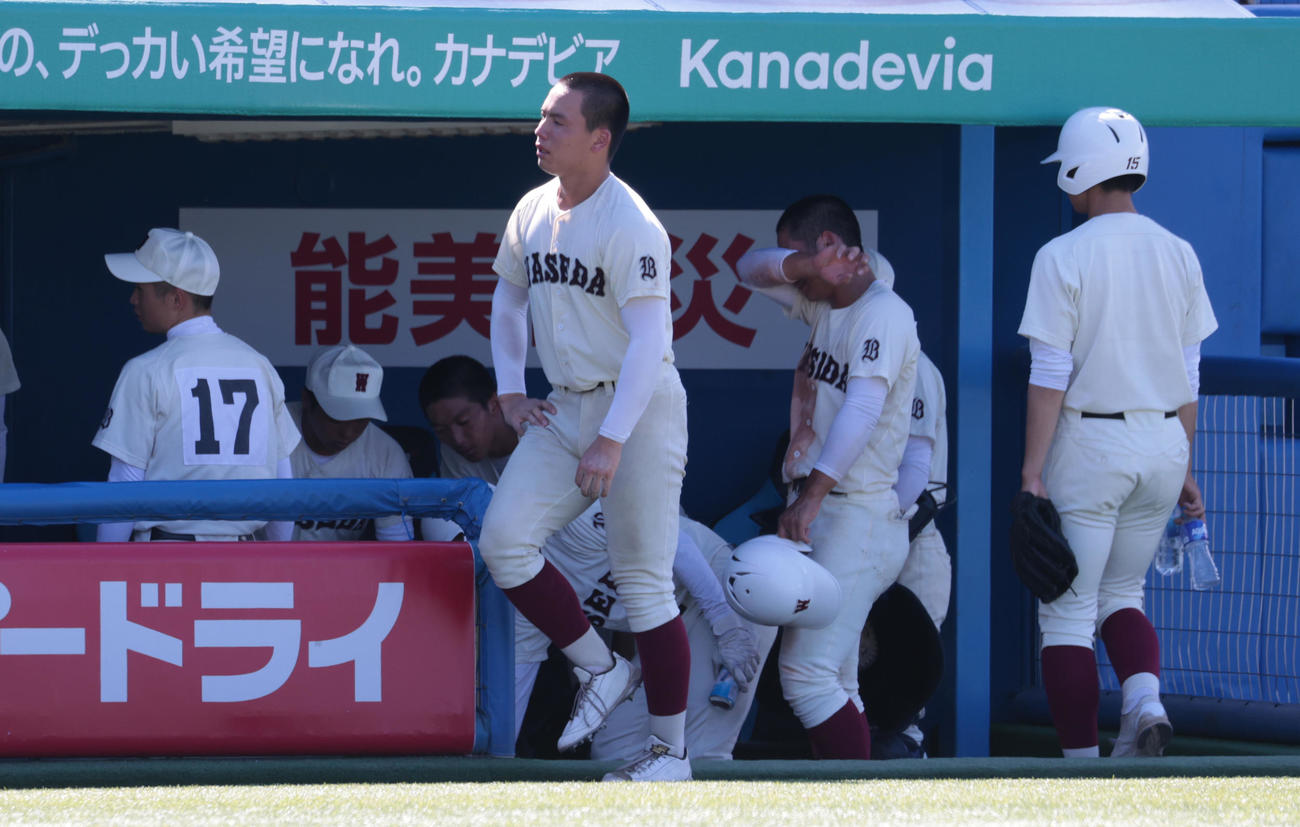 国士舘対早実　敗れた早実のエース中村主将（中央）は引き揚げる（撮影・柴田隆二）