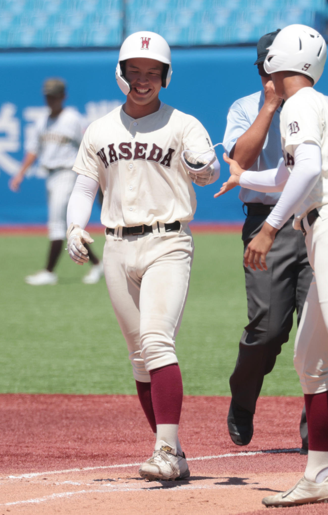 国士舘対早実　5回裏早実2死三塁、中村は遊撃適時打を放ち笑顔を見せる（撮影・柴田隆二）