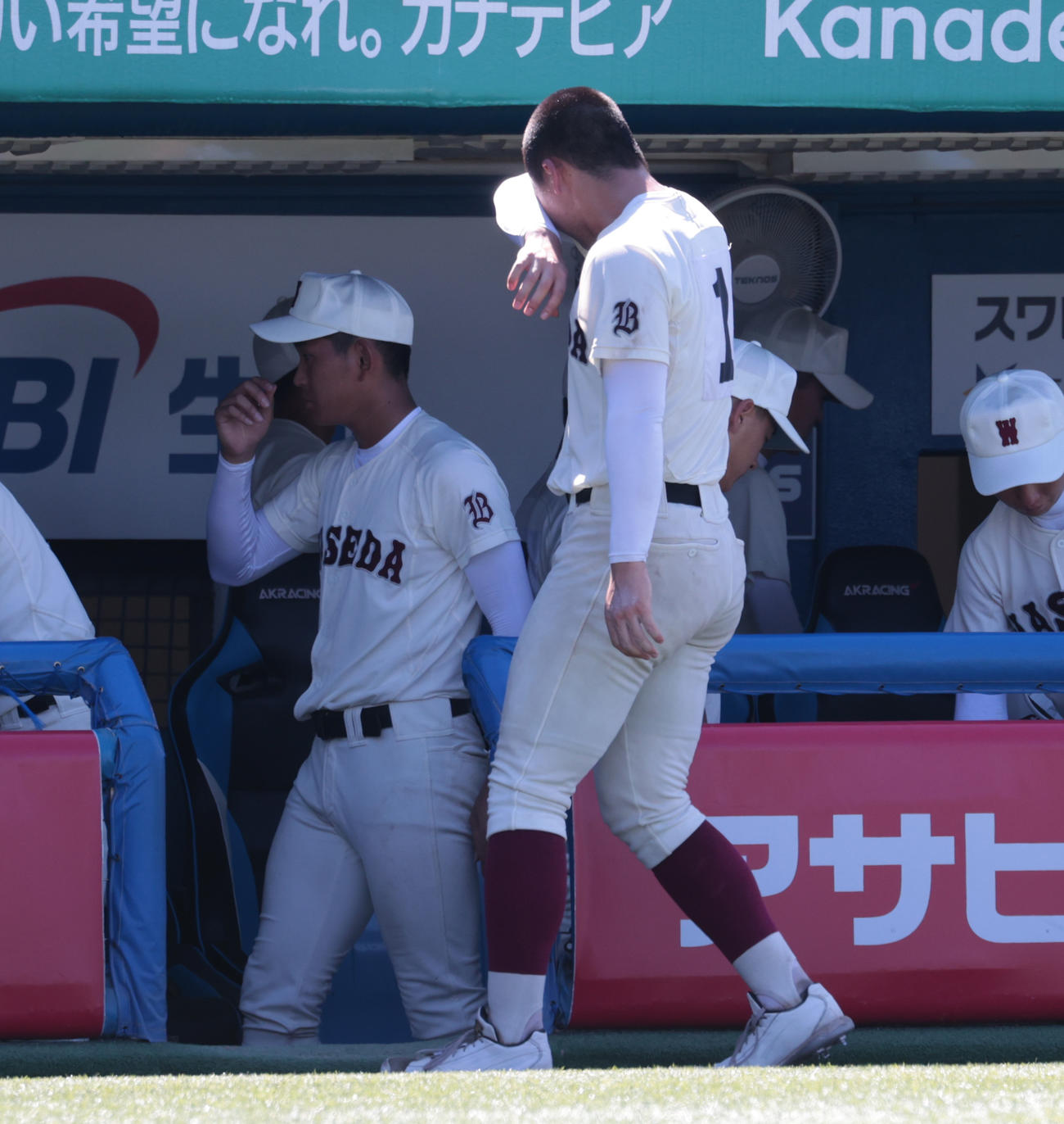 国士舘対早実　敗れた早実のエース中村主将（中央）は泣きながら引き揚げる（撮影・柴田隆二）