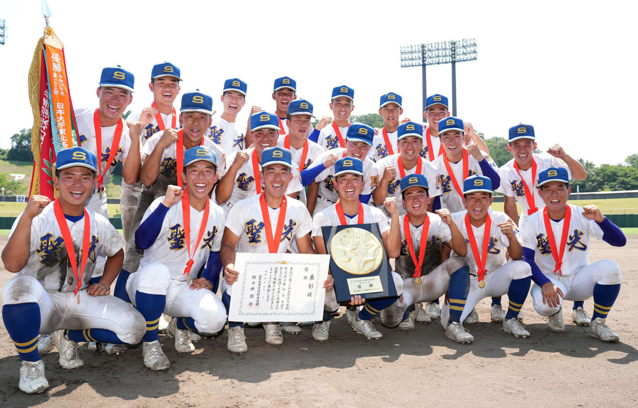 会津北嶺対聖光学院　優勝し笑顔を見せる聖光学院ナイン（撮影・小島史椰）