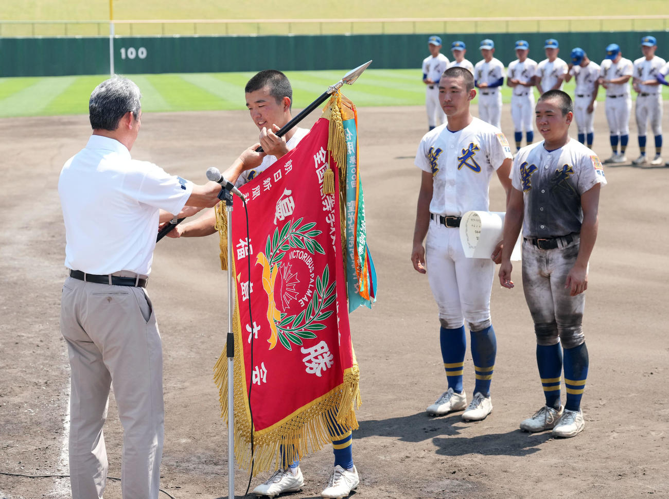 第107回全国高校野球選手権福島県大会決勝　会津北嶺対聖光学院　全国大会出場を決め優勝旗を受け取る聖光学院・竹内主将（中央）（撮影・小島史椰）