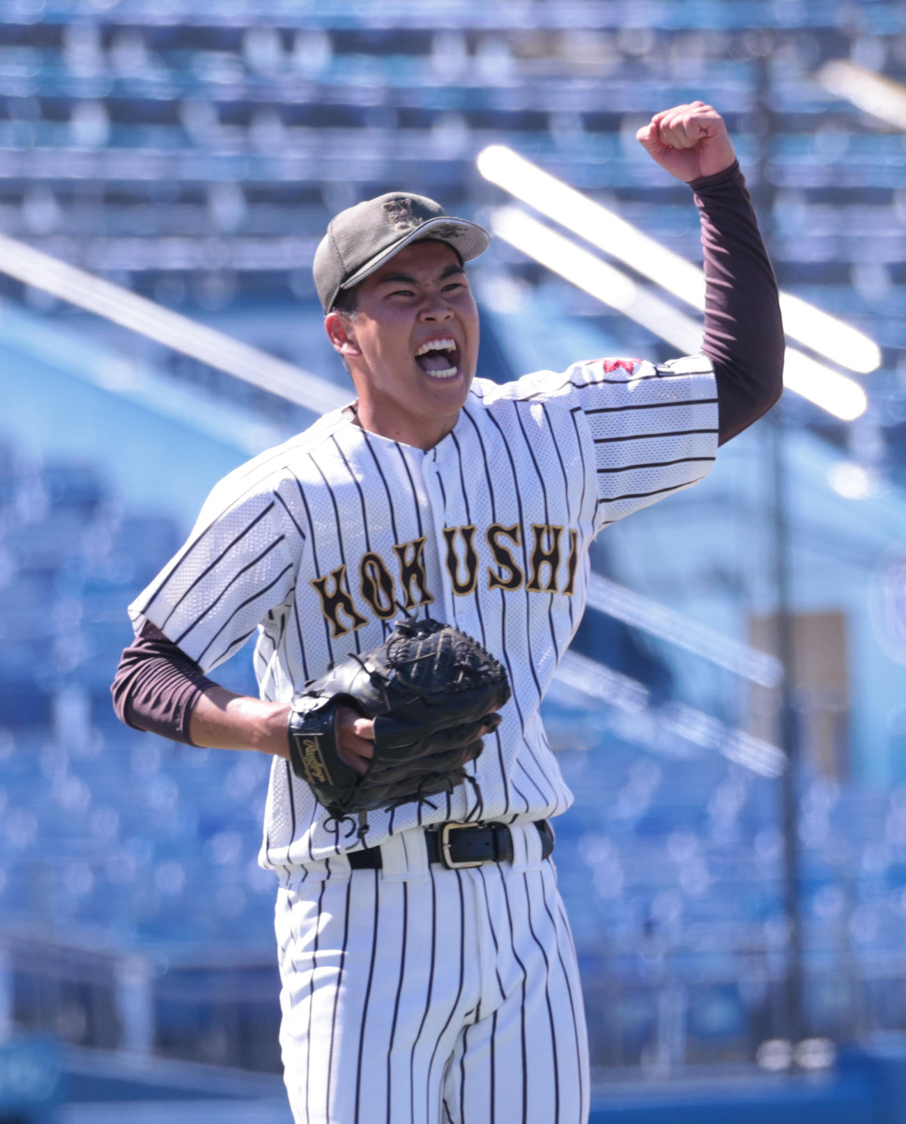 国士舘対早実　勝利した国士舘・鎌村はガッツポーズする（撮影・柴田隆二）