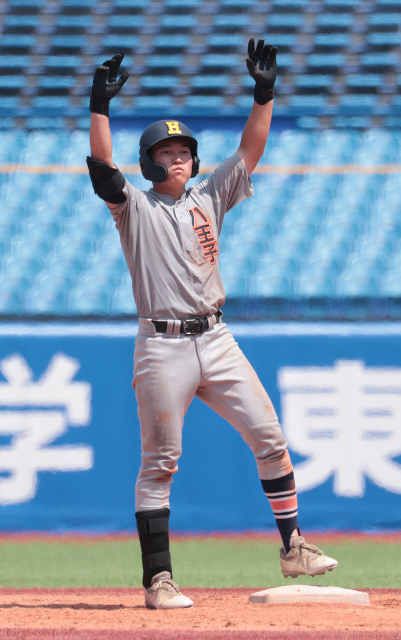 八王子学園八王子対早大学院　5回表八王子学園八王子1死二、三塁、伊藤は右越えに逆転の適時二塁打を放ちガッツポーズする（撮影・柴田隆二）