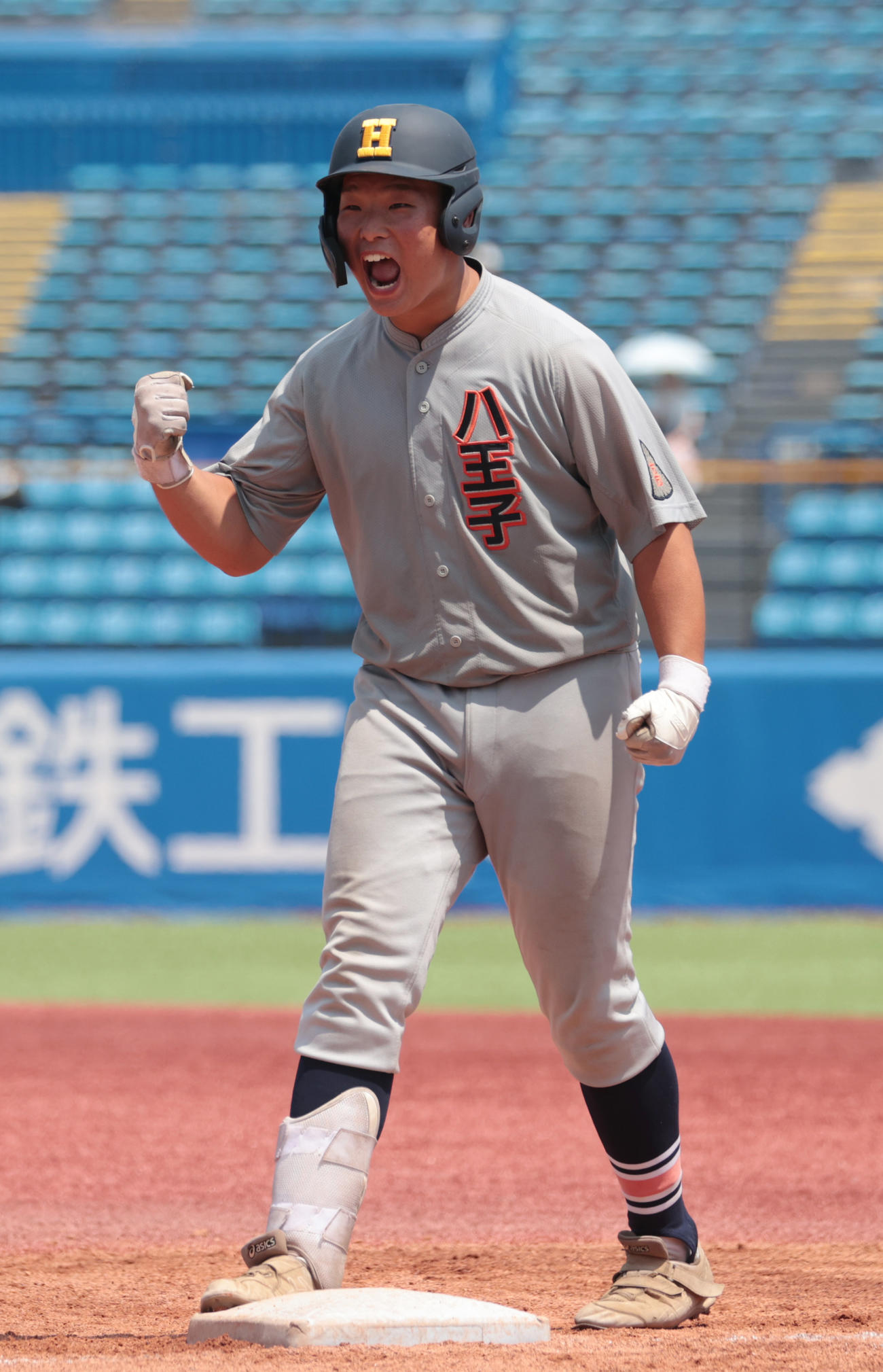 八王子学園八王子対早大学院　6回表八王子学園八王子2死満塁、市倉は右前に適時打を放ちガッツポーズする（撮影・柴田隆二）
