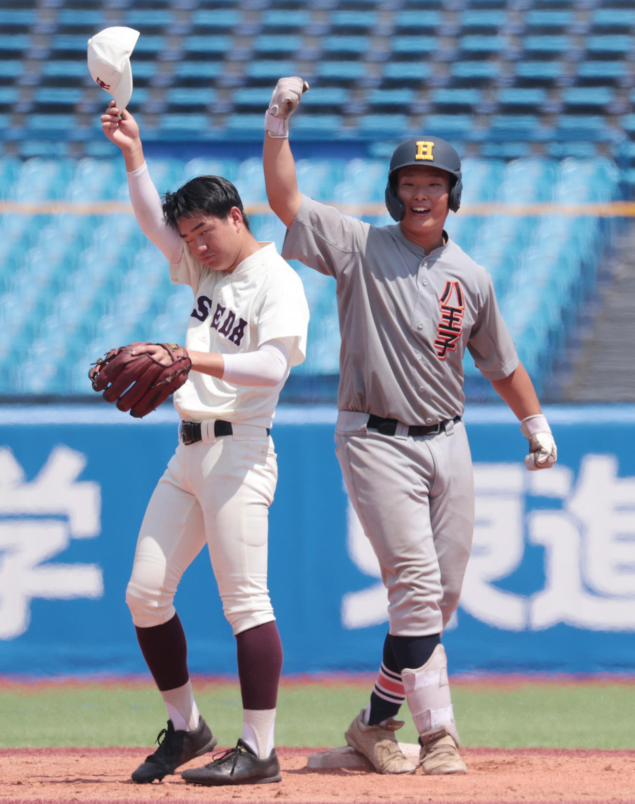 八王子学園八王子対早大学院　5回表八王子学園八王子1死二塁、市倉（右）は右越えに二塁打を放ちガッツポーズする（撮影・柴田隆二）