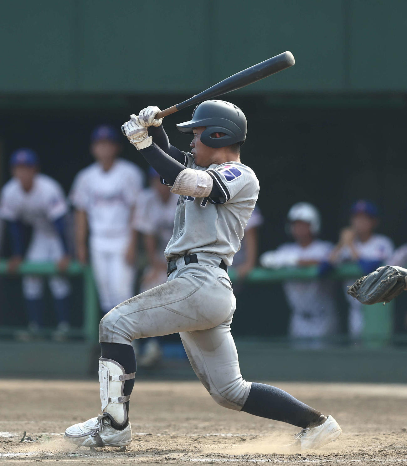 叡明対山村学園　延長11回表2死一、二塁、適時三塁打を放つ赤城（撮影・河田真司）
