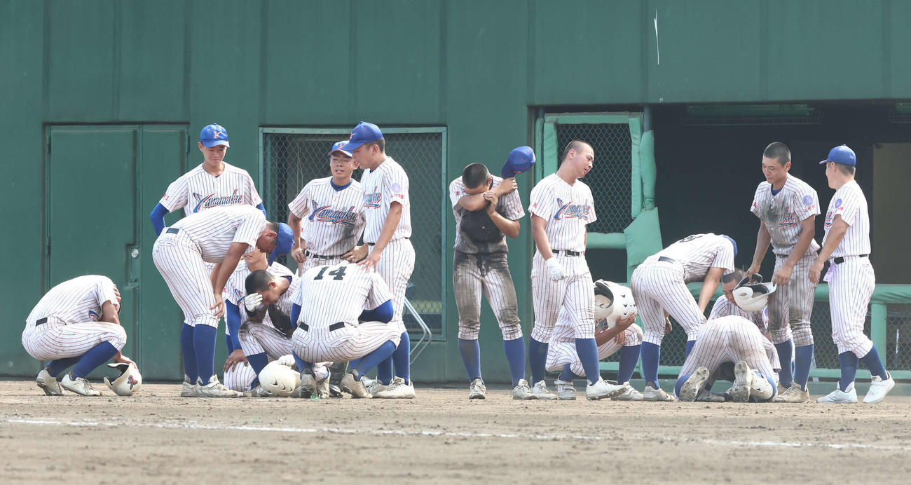 叡明対山村学園　延長戦の末、叡明に敗れ、肩を落とす山村学園の選手たち（撮影・河田真司）