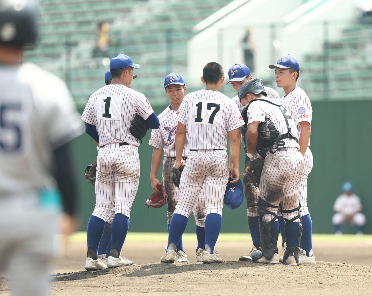 叡明対山村学園　6回表、マウンドに集まる山村学園ナイン（撮影・河田真司）