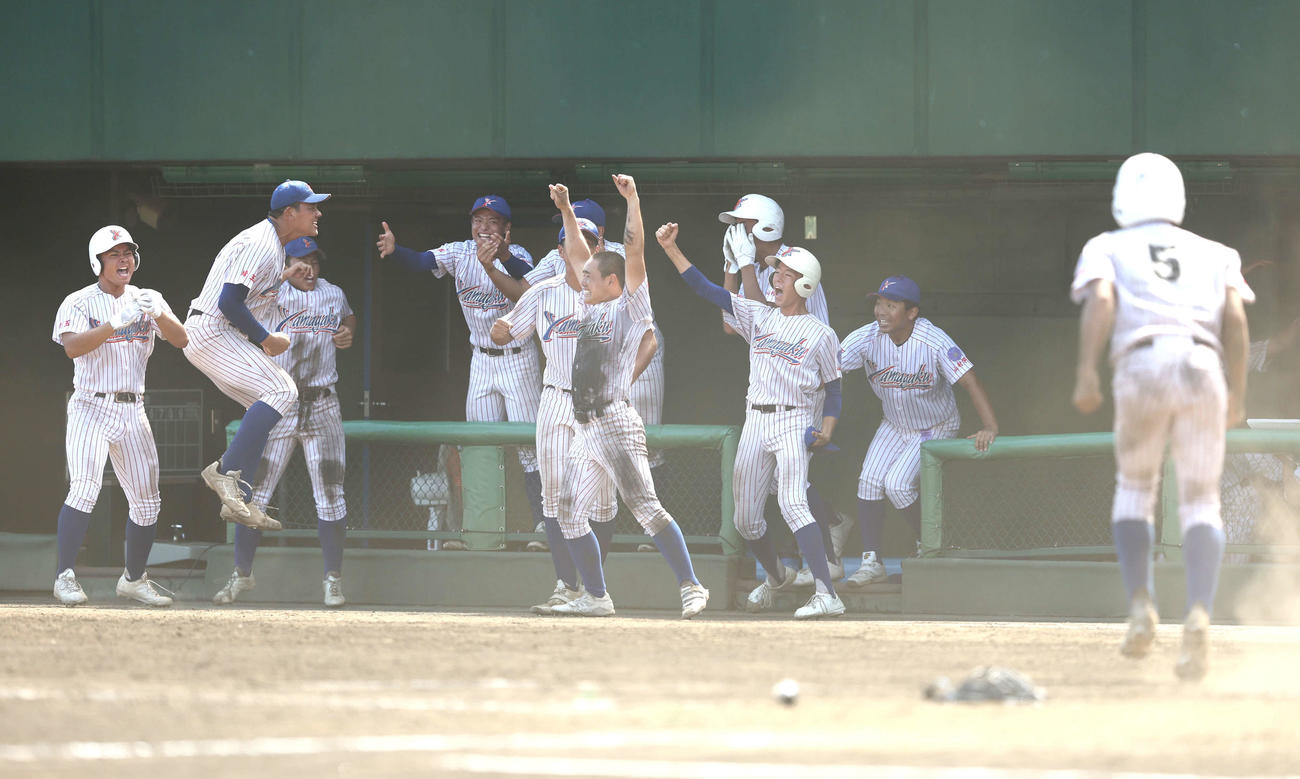 叡明対山村学園　9回裏山村学園2死満塁、畠山が同点2点適時二塁打を放ち、ベンチで盛り上がるチームメート（撮影・河田真司）