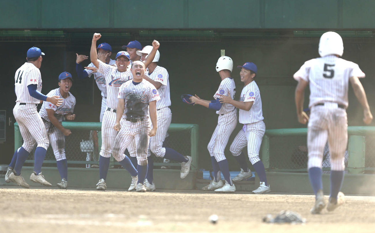 叡明対山村学園　9回裏山村学園2死満塁、畠山が同点2点適時二塁打を放ち、ベンチで盛り上がるチームメート（撮影・河田真司）