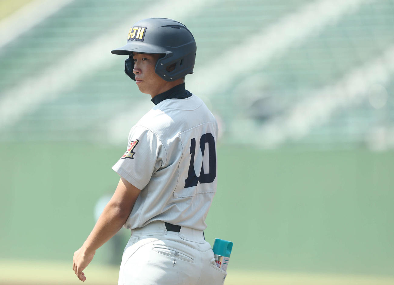浦和実対昌平　三塁コーチャーに入る浦和実・小野（撮影・河田真司）