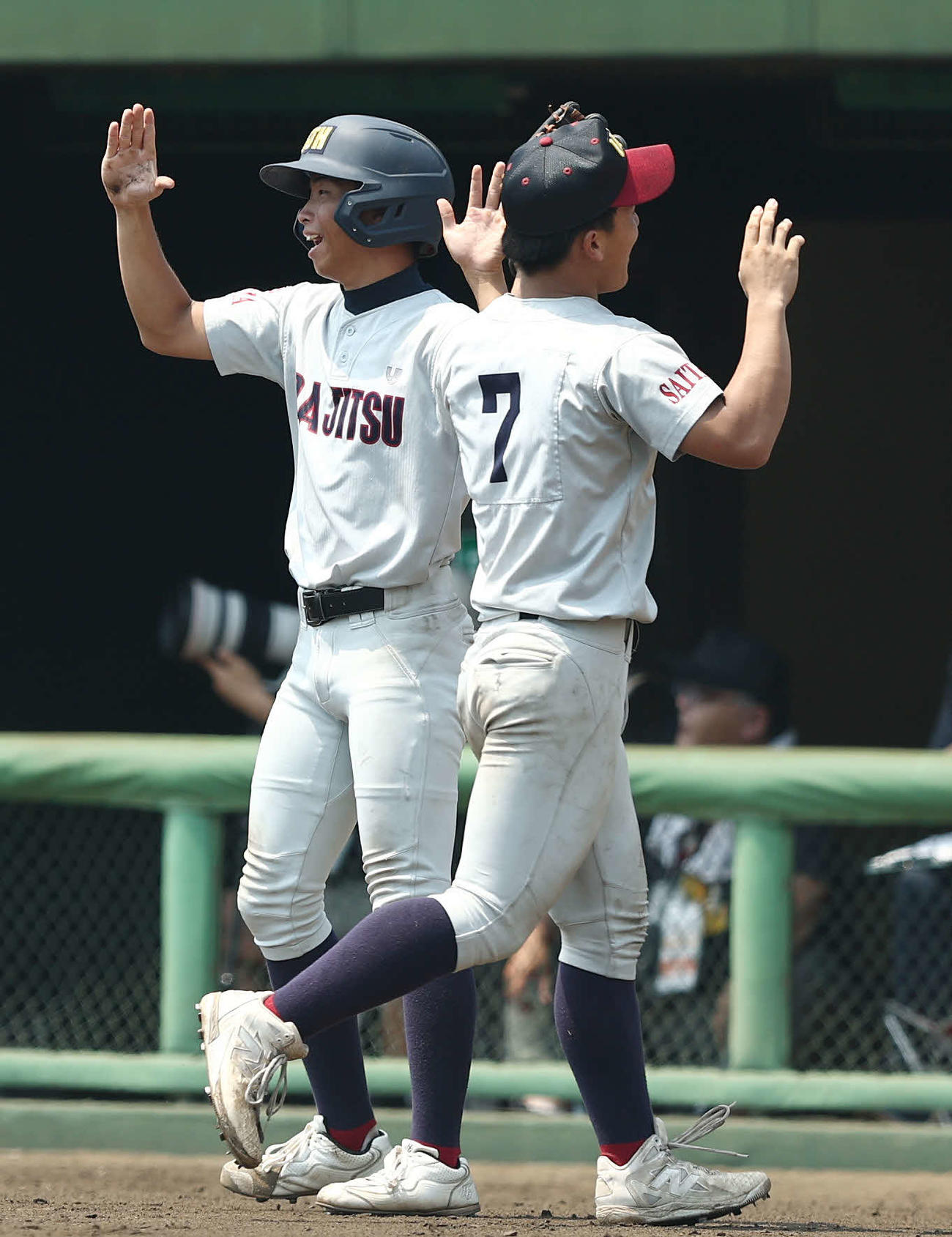 浦和実対昌平　7回裏を終え、ナインを迎える浦和実・小野（左）（撮影・河田真司）