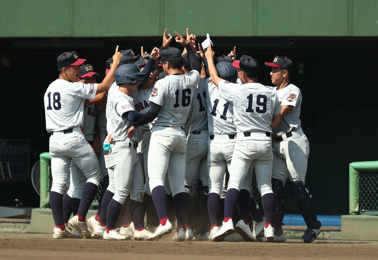 浦和実対昌平　試合前、円陣を組む浦和実の選手たち（撮影・河田真司）