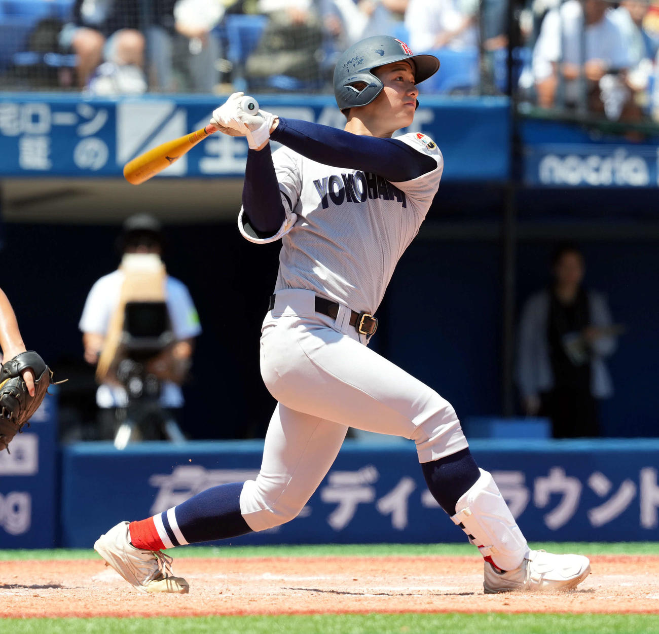 立花対横浜　5回裏横浜2死一、三塁、右越えに3点本塁打を放つ奥村頼（撮影・たえ見朱実）
