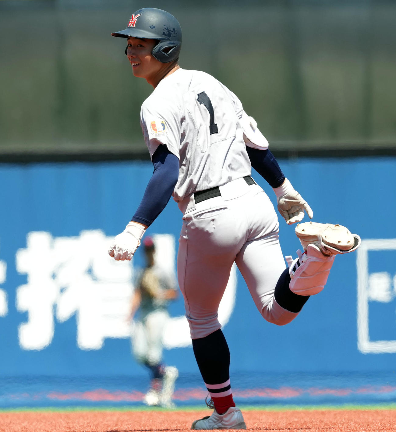 立花対横浜　4回裏横浜無死、中越えにソロ本塁打を放つ奥村頼（撮影・たえ見朱実）