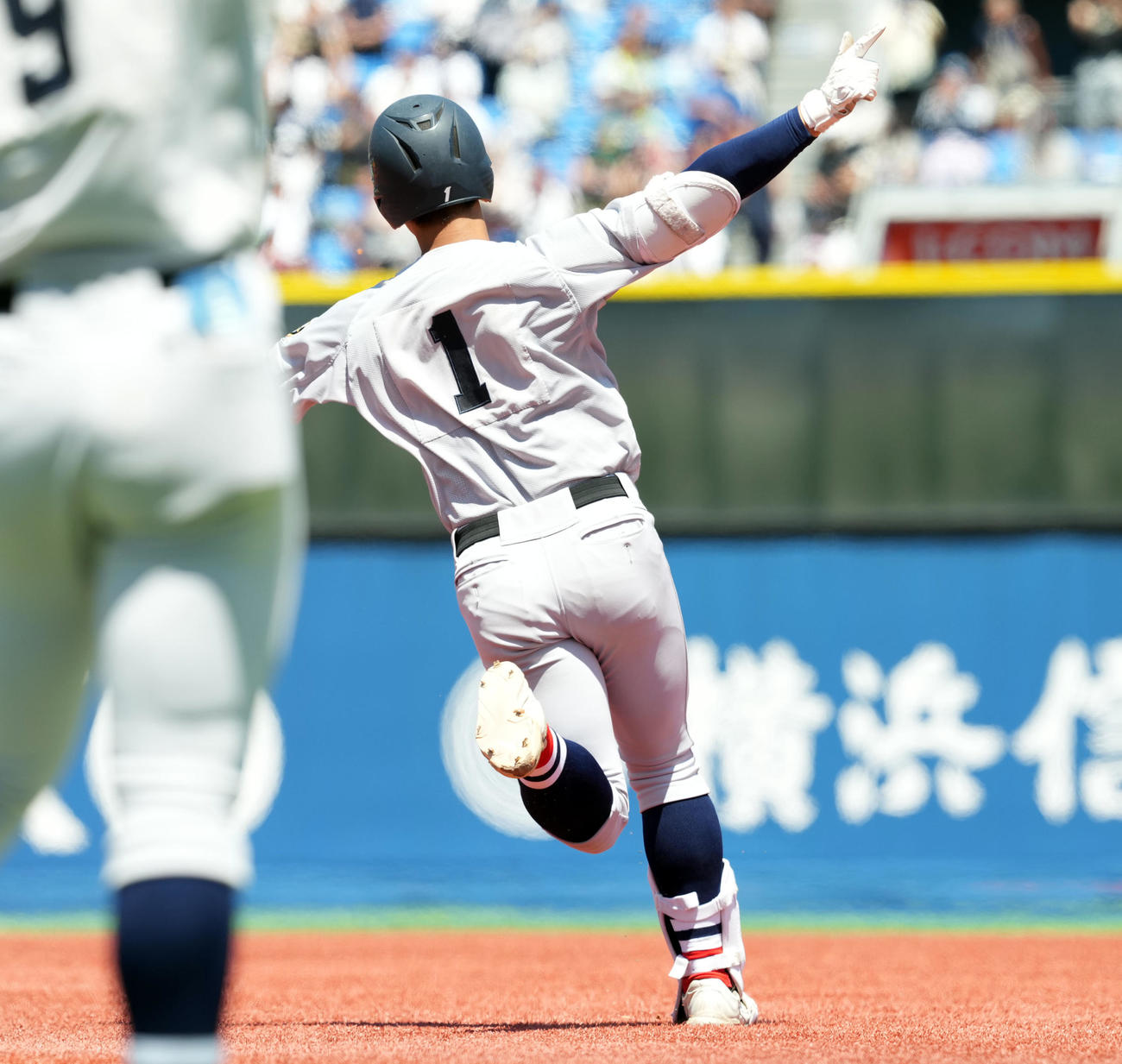 立花対横浜　5回裏横浜2死一、三塁、右越えに3点本塁打を放ちポーズを決める奥村頼（撮影・たえ見朱実）