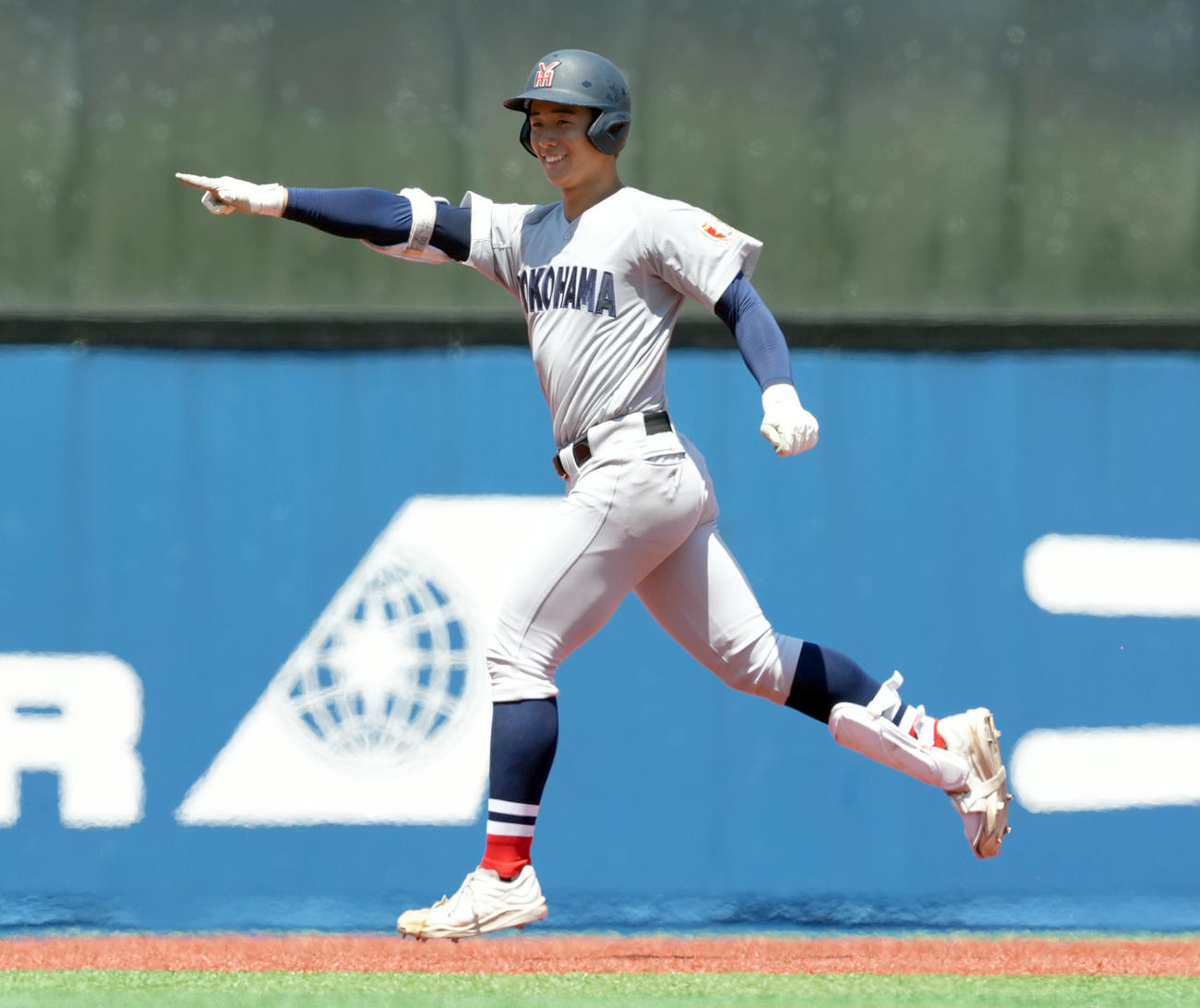 立花対横浜　5回裏横浜2死一、三塁、右越えに3点本塁打を放ちポーズを決める奥村頼（撮影・たえ見朱実）