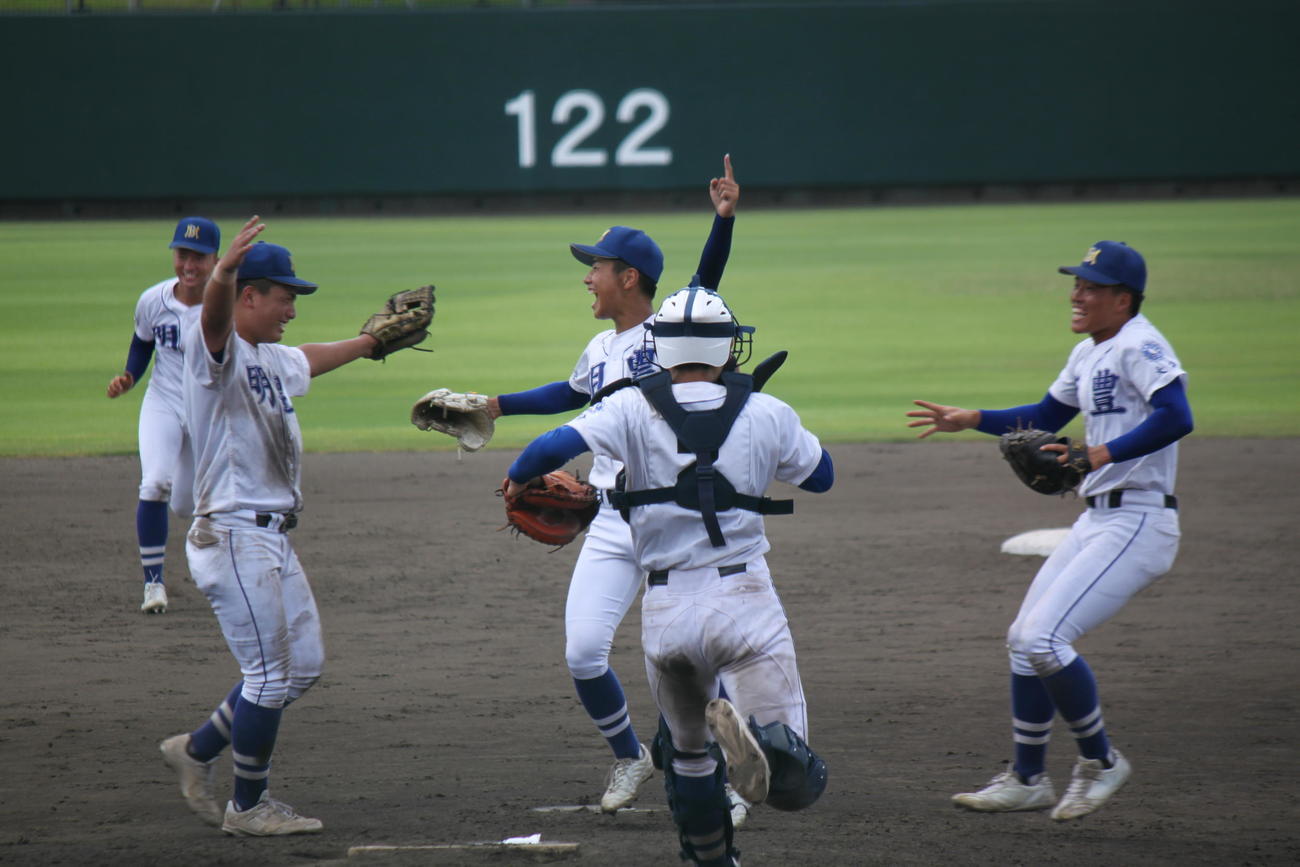 5年連続Vを決めエース寺本（中央）を中心に喜ぶ明豊ナイン（撮影・実藤健一）
