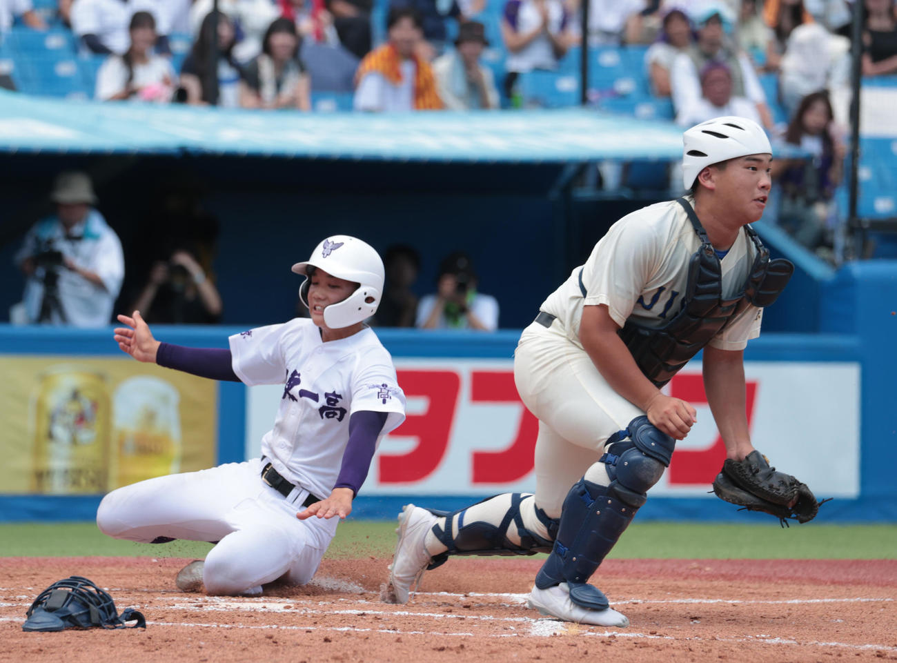 実践学園対関東第一　7回裏関東第一1死一、三塁、大沢のスクイズで三塁走者礒野が生還する。捕手安彦（撮影・柴田隆二）
