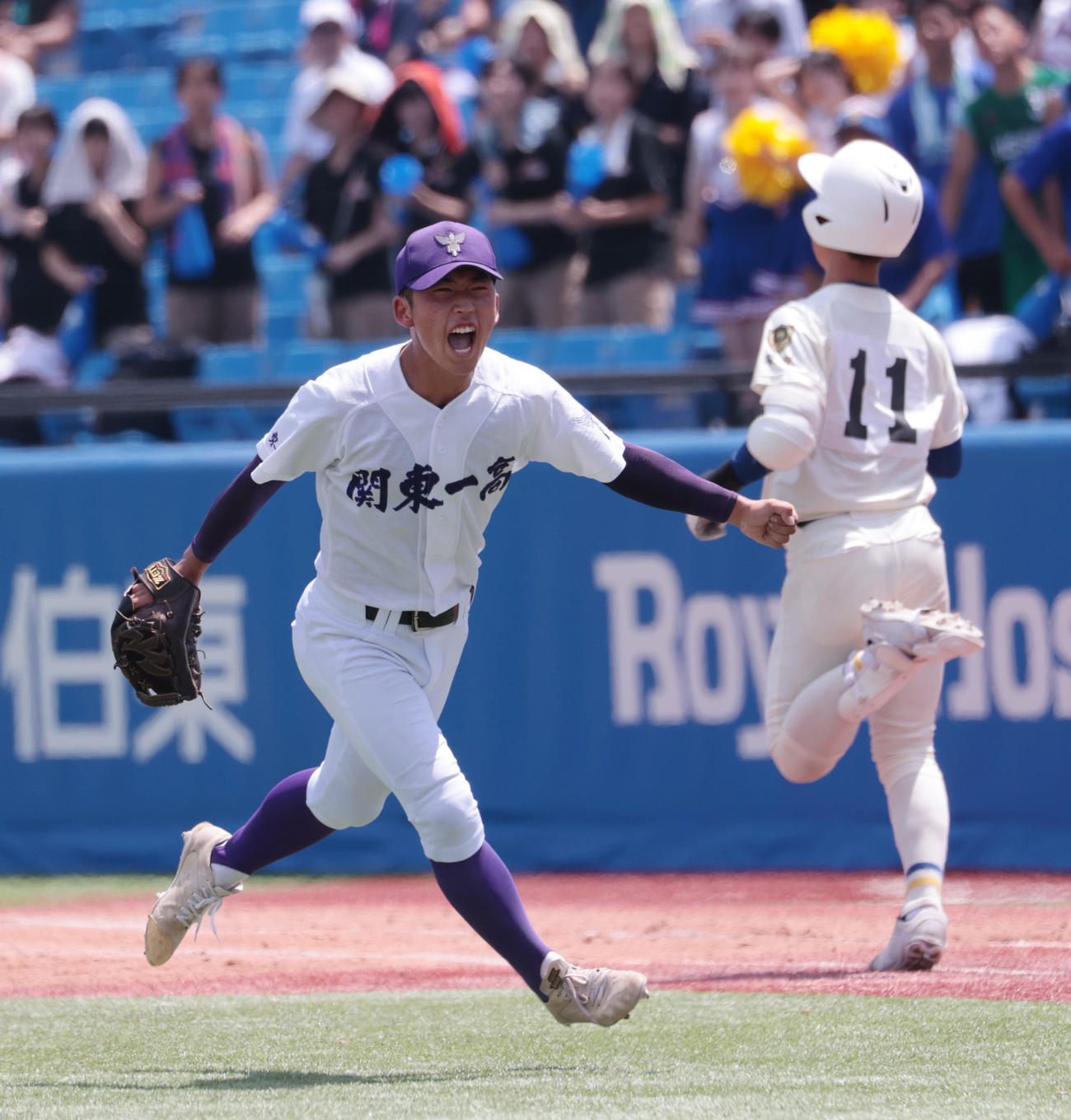 実践学園対関東第一　5安打完封勝利を挙げた関東第一・坂本はガッツポーズする（撮影・柴田隆二）