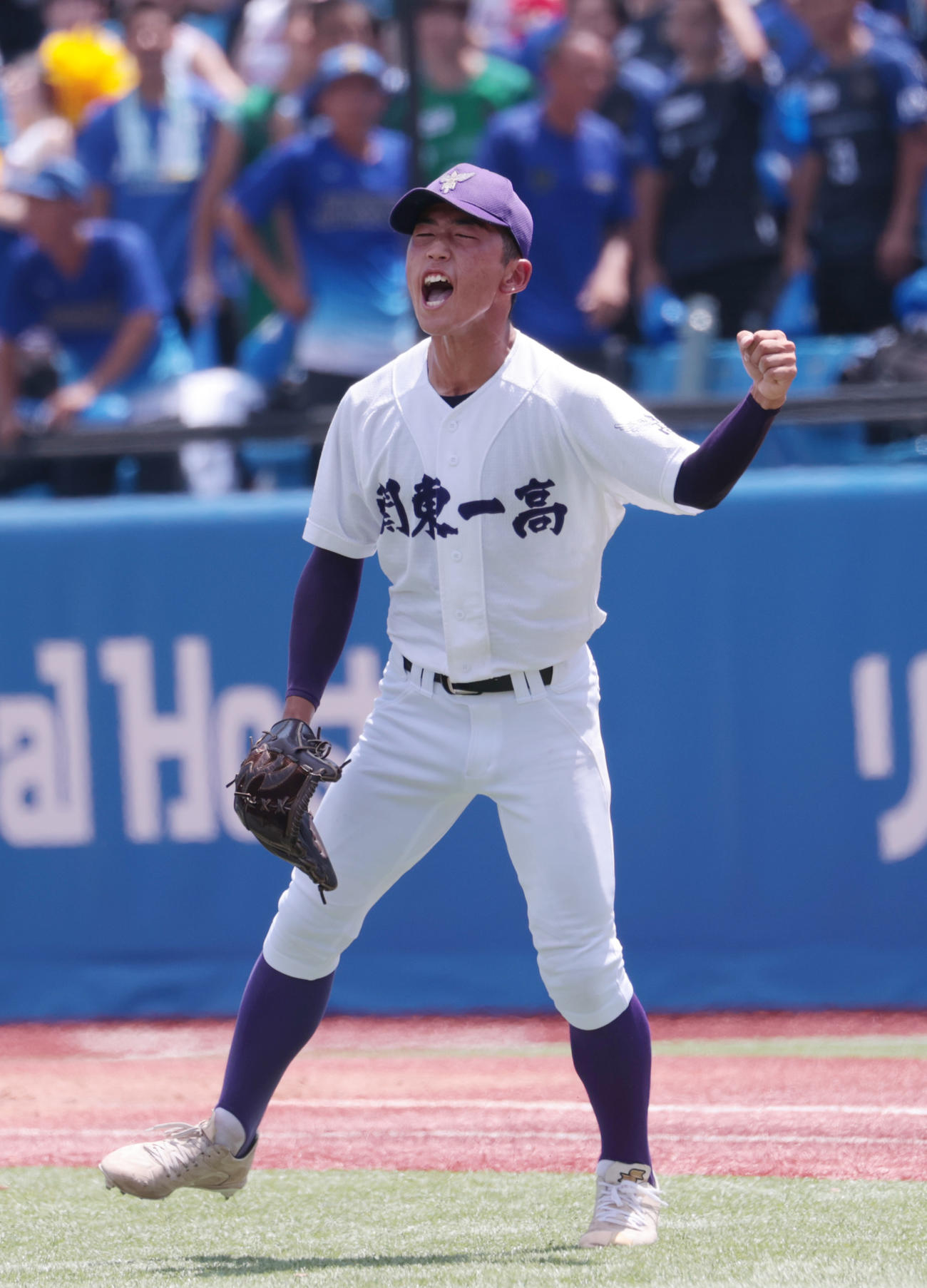実践学園対関東第一　5安打完封勝利を挙げた関東第一・坂本はガッツポーズする（撮影・柴田隆二）