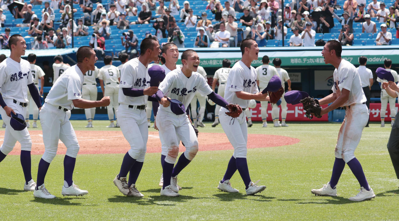 実践学園対関東第一　勝利した関東第一ナインは喜ぶ（撮影・柴田隆二）
