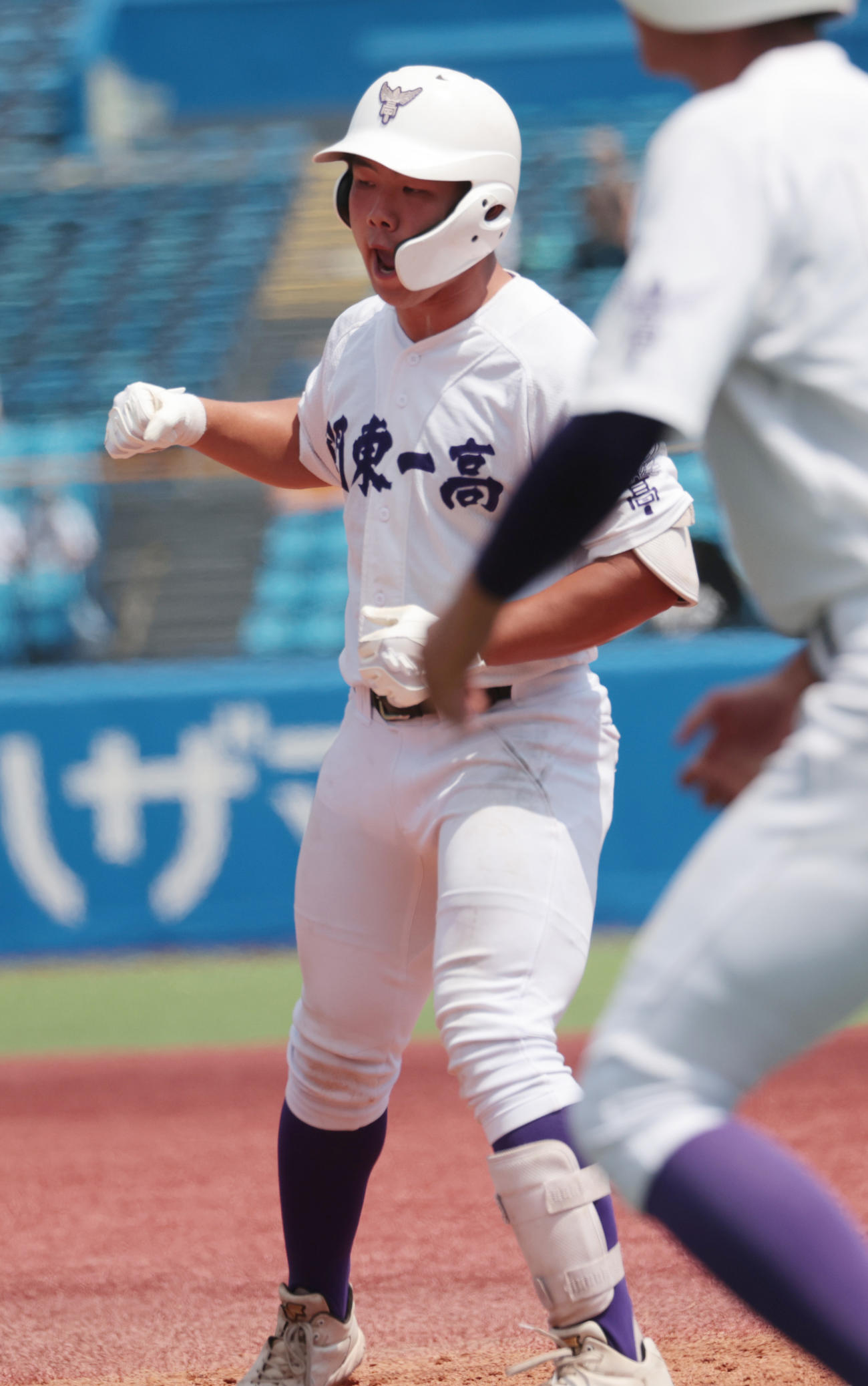 実践学園対関東第一　6回裏関東第一2死三塁、小林は右前に適時打を放ちガッツポーズする（撮影・柴田隆二）
