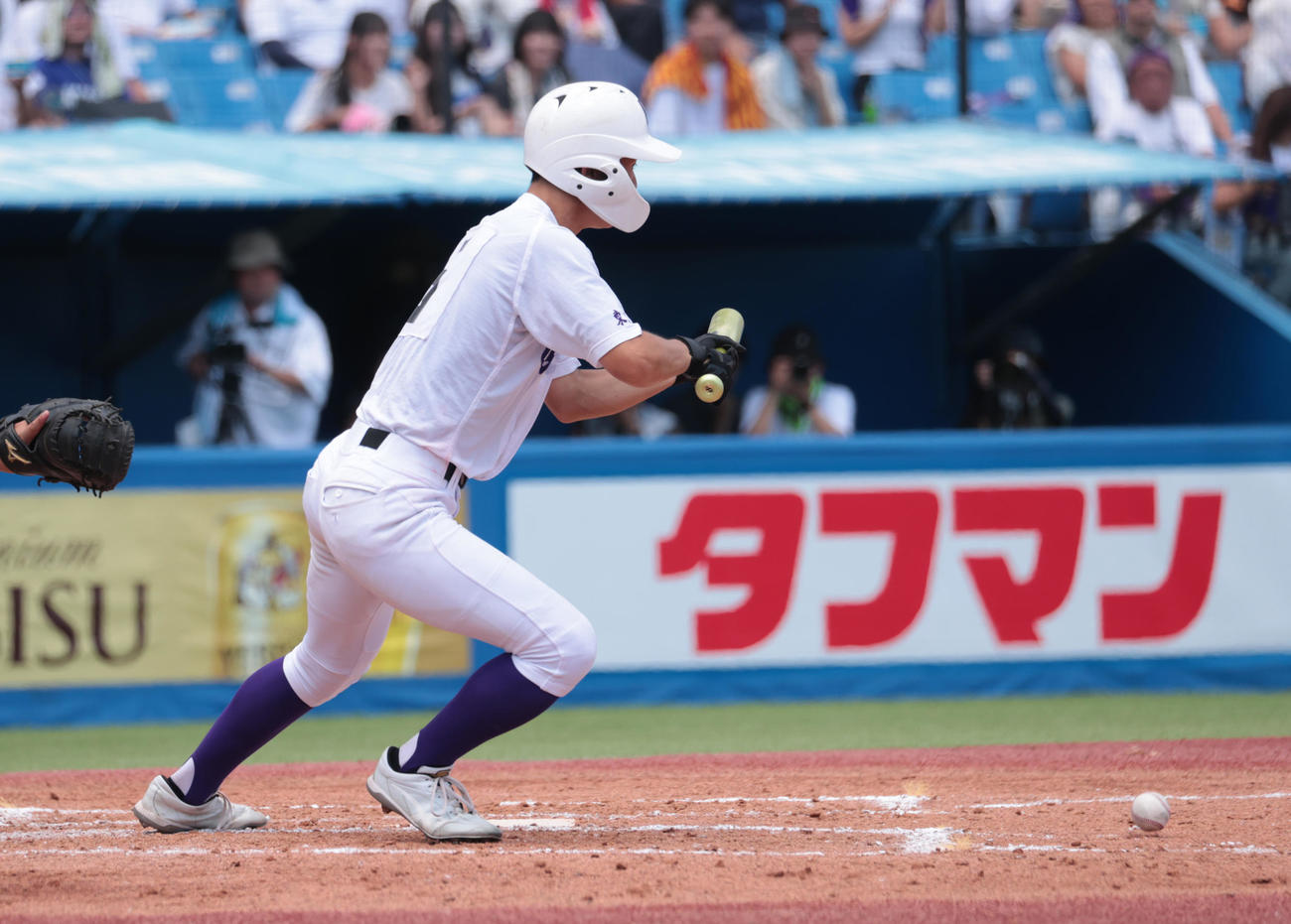 実践学園対関東第一　7回裏関東第一1死一、三塁、大沢はスクイズを決める（撮影・柴田隆二）
