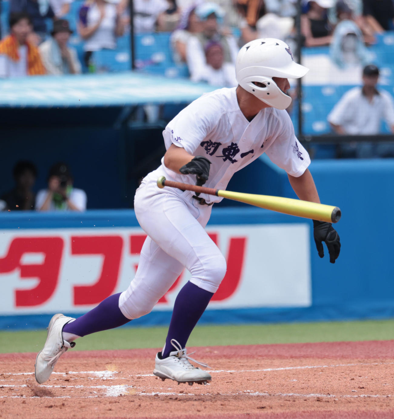 実践学園対関東第一　7回裏関東第一1死一、三塁、大沢はスクイズを決める（撮影・柴田隆二）