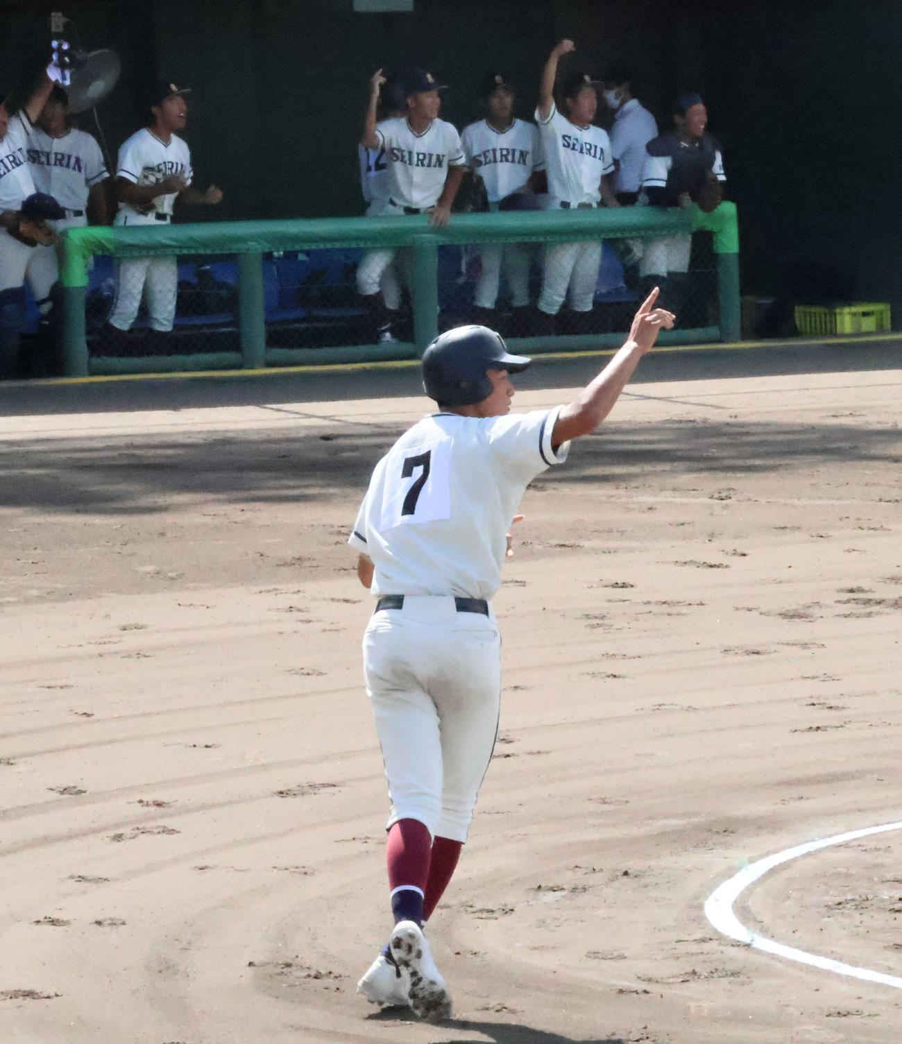 星林対田辺　1回表、星林・上田隼勢が本塁に戻り先制し喜ぶ星林ナイン（撮影・大西真生）