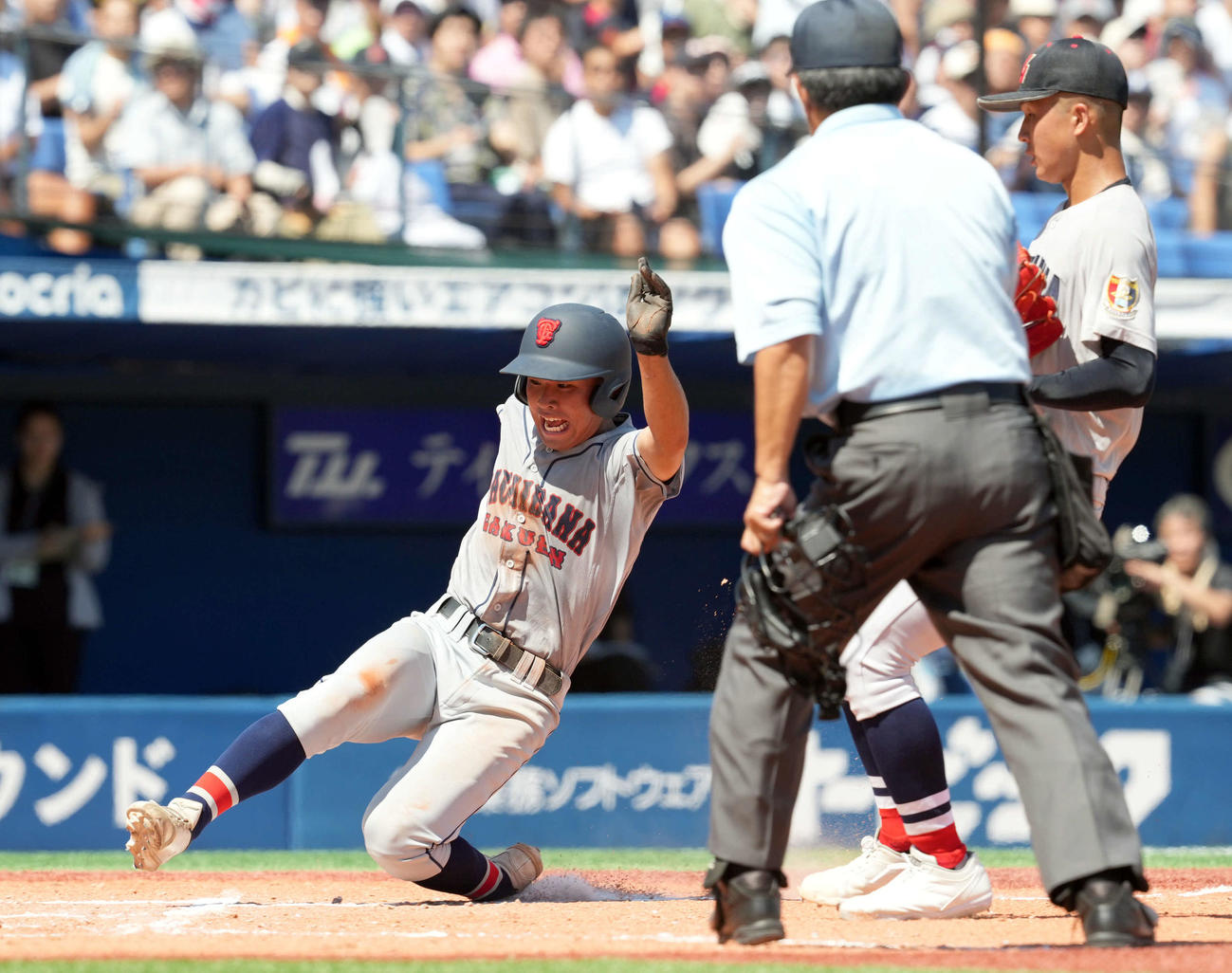 立花対横浜　3回表立花1死二、三塁、相手のミスで三走原が生還する（撮影・たえ見朱実）