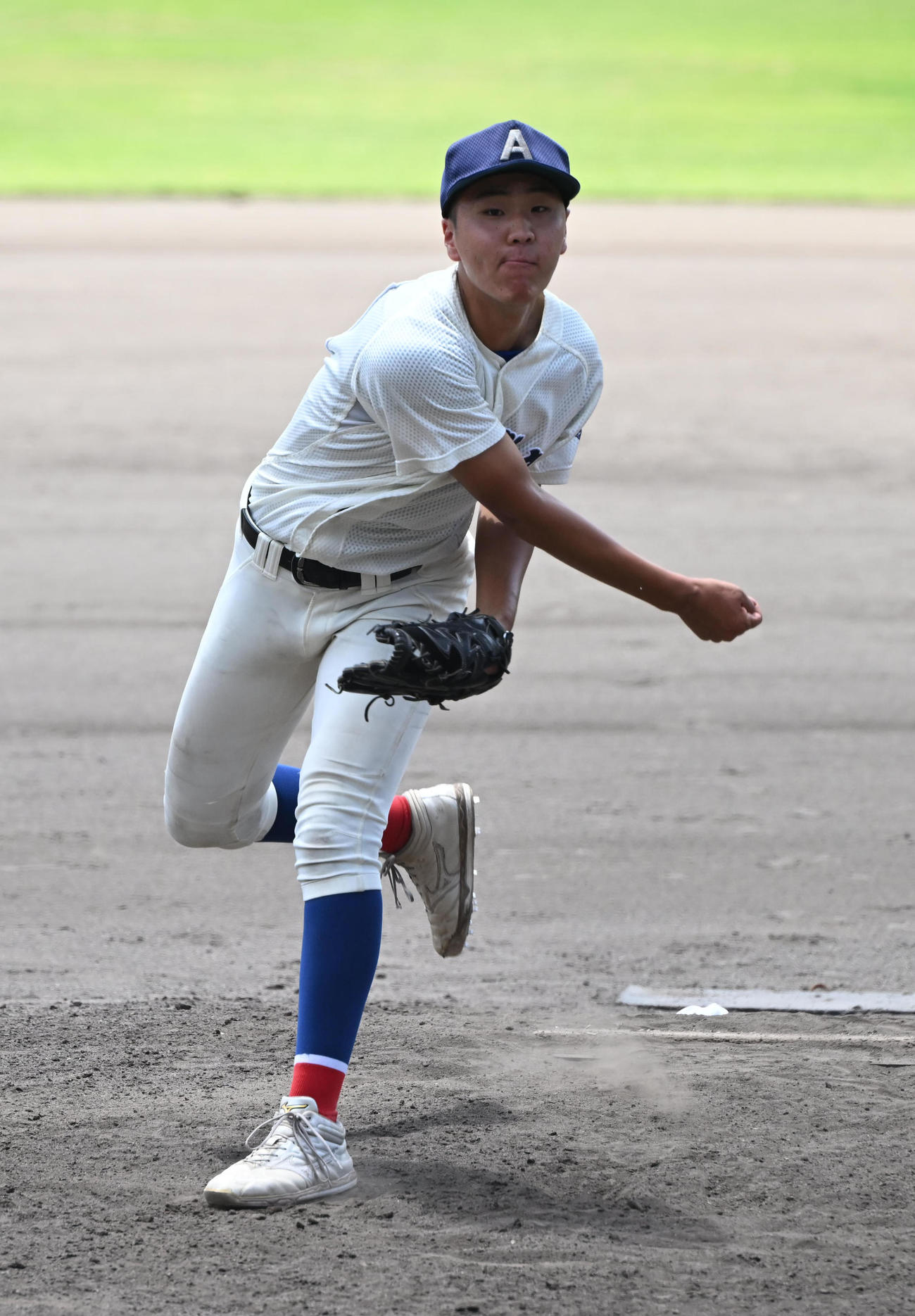 滋賀学園対綾羽　4番手で登板する綾羽・川北（撮影・和賀正仁）