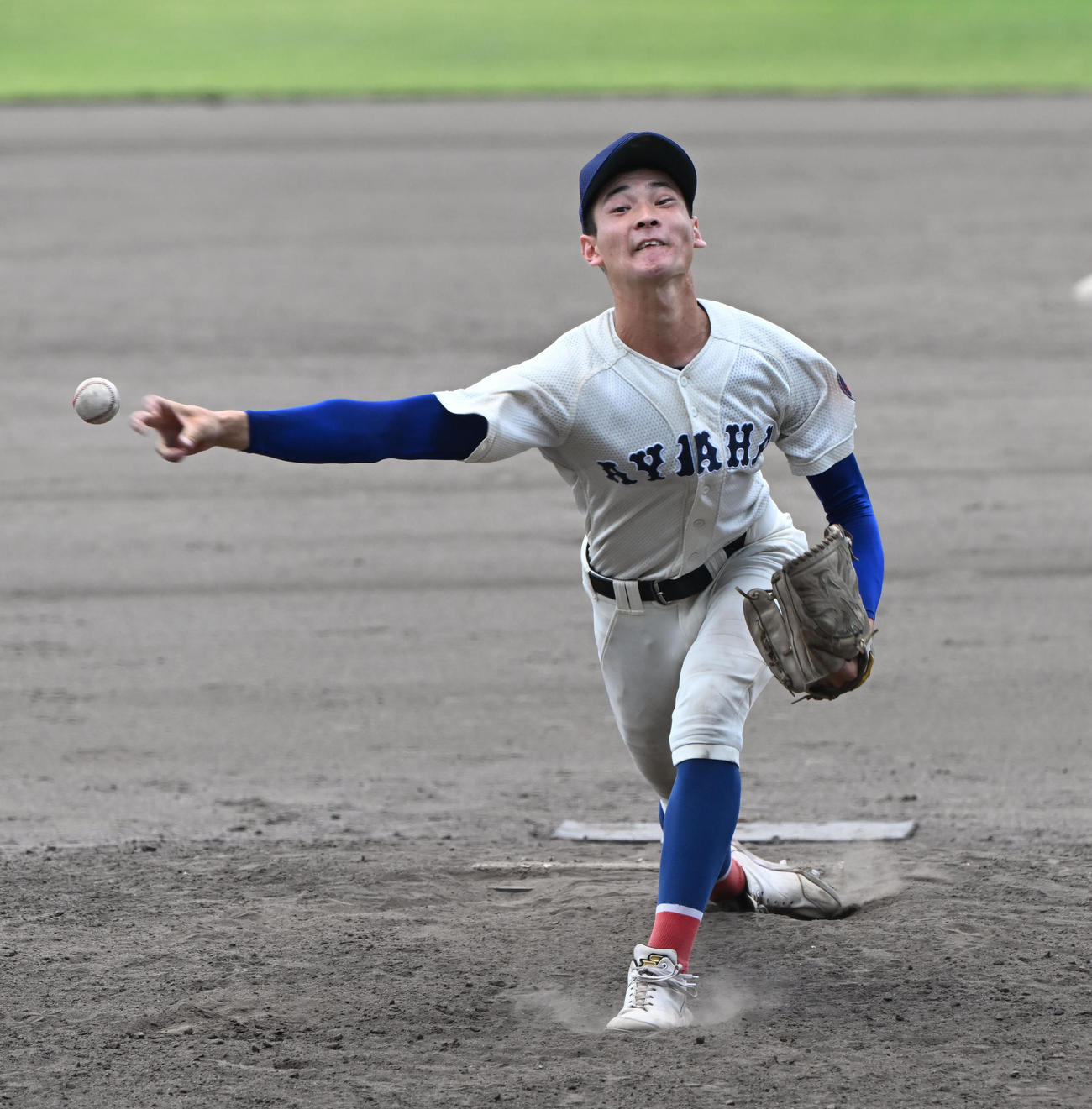 滋賀学園対綾羽　5番手で登板する綾羽・安井（撮影・和賀正仁）