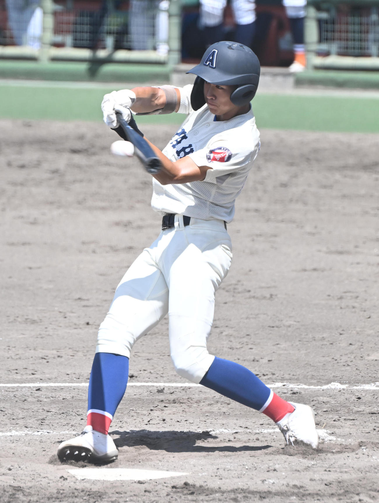 滋賀学園対綾羽　2回裏綾羽無死二、三塁、中前適時打を放つ北川（撮影・和賀正仁）