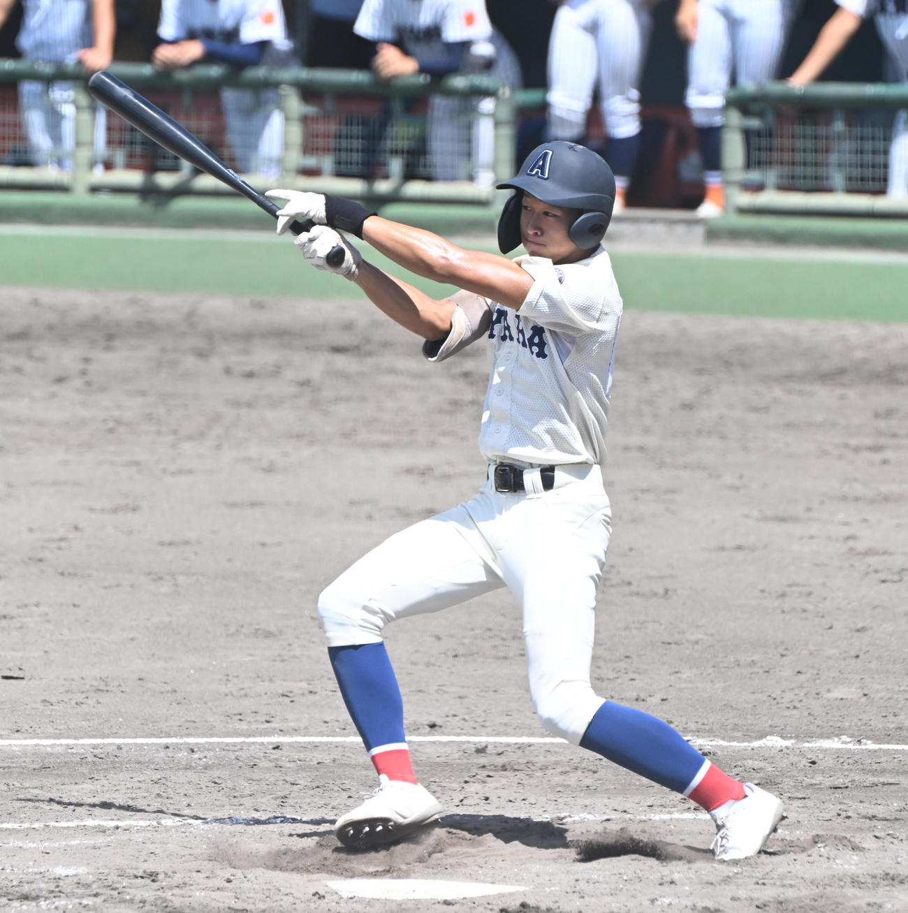 滋賀学園対綾羽　2回裏綾羽無死二、三塁、中前適時打を放つ北川（撮影・和賀正仁）