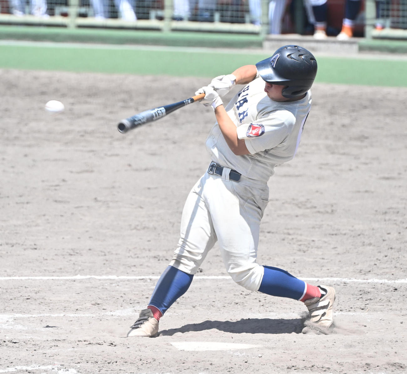 滋賀学園対綾羽　5回裏綾羽2死二塁、右前適時打を放つ山下（撮影・和賀正仁）