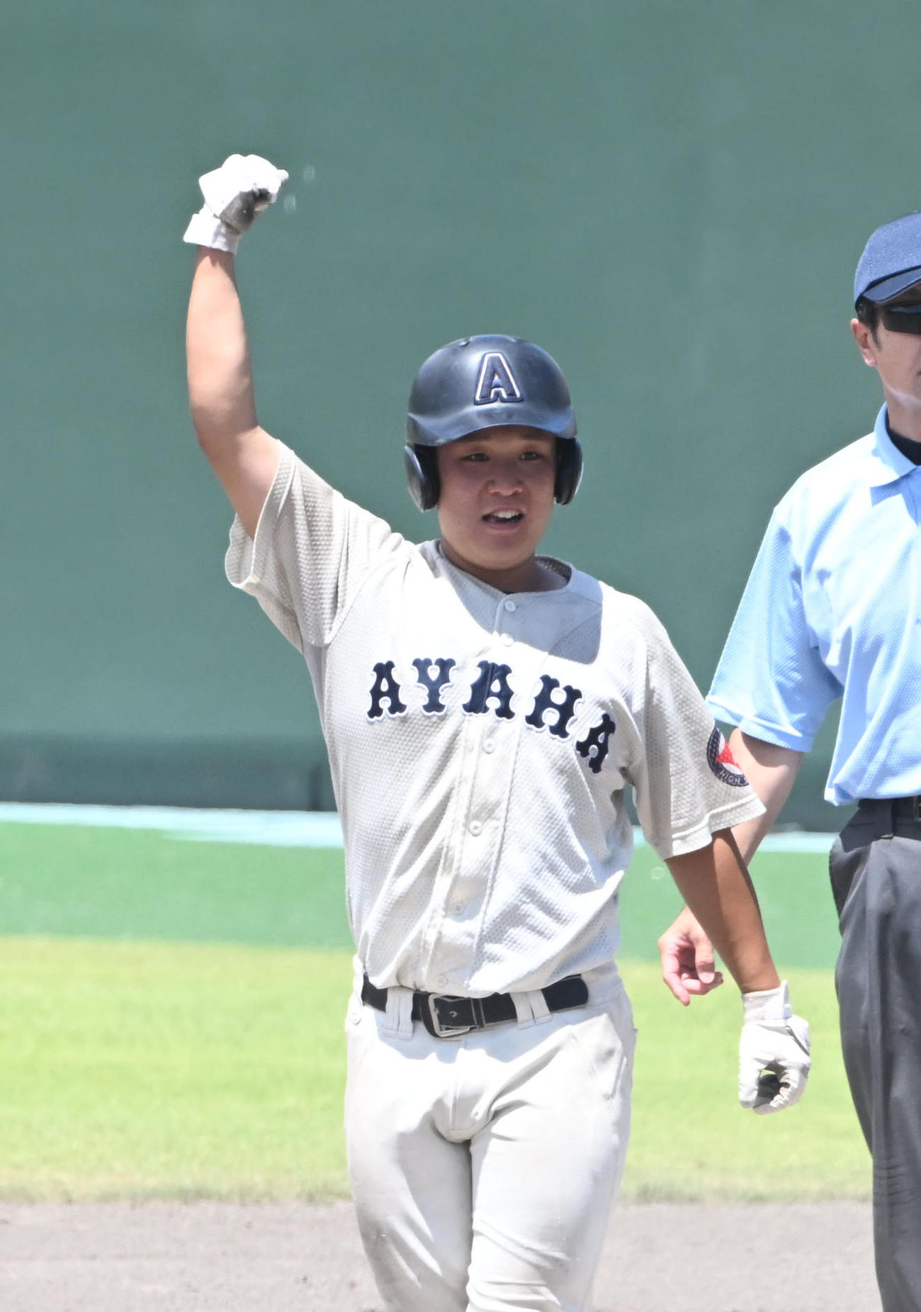 滋賀学園対綾羽　5回裏綾羽2死二塁、右前適時打を放った山下はガッツポーズ（撮影・和賀正仁）