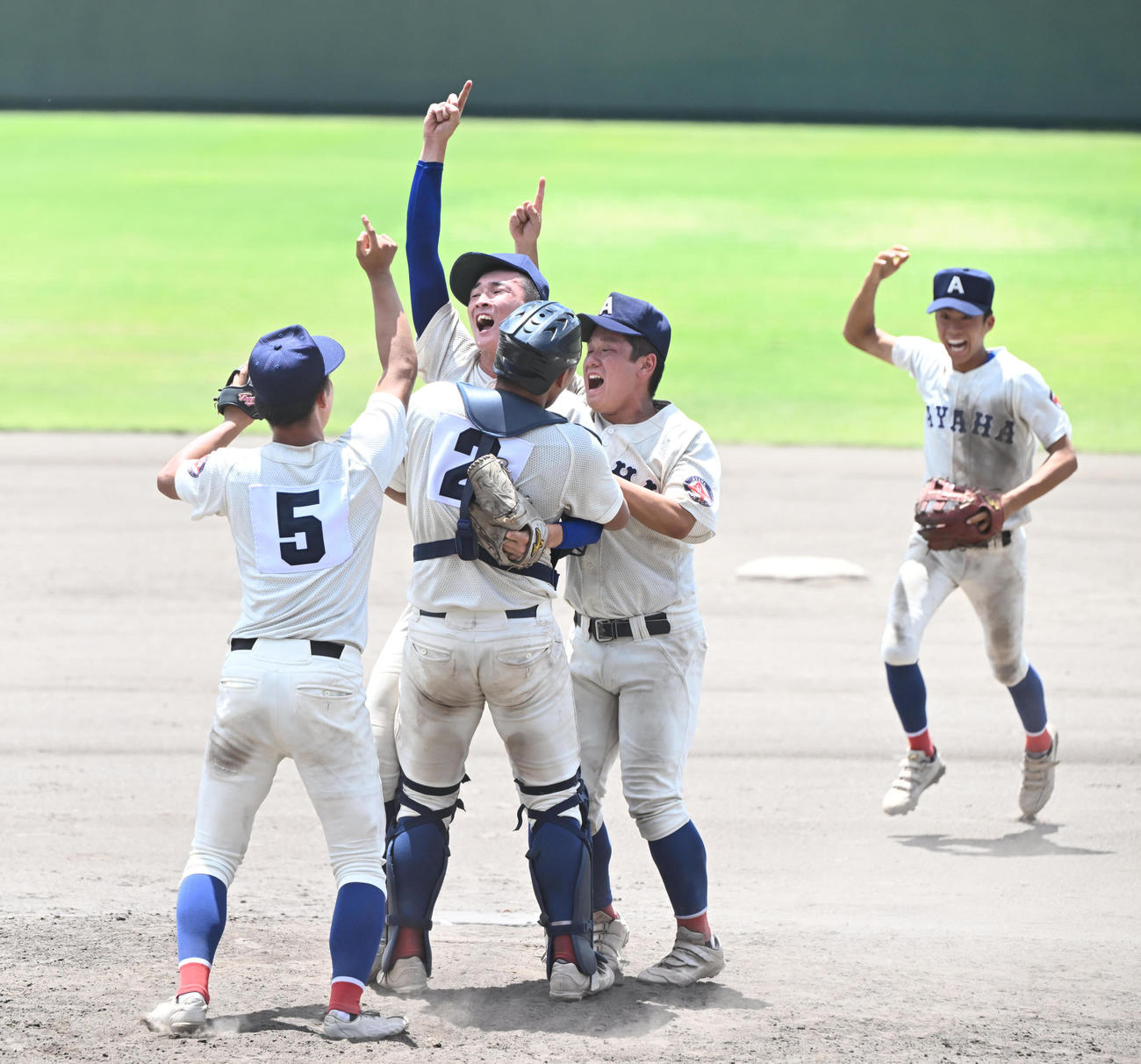 滋賀学園対綾羽　甲子園初出場を決め、喜びを爆発させる綾羽ナイン（撮影・和賀正仁）