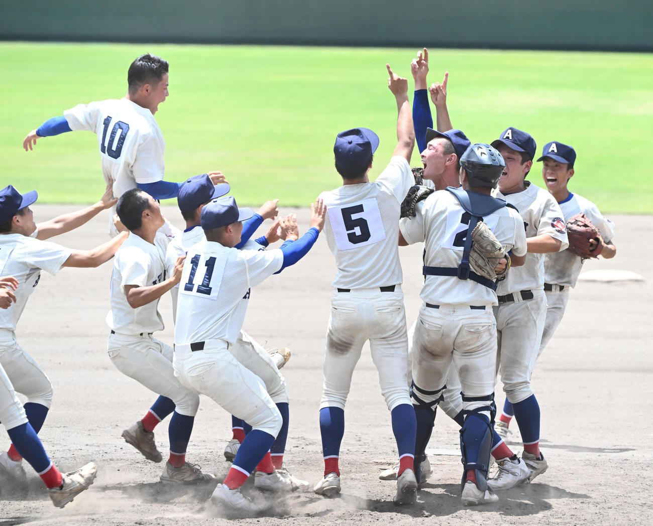 滋賀学園対綾羽　甲子園初出場を決め、喜びを爆発させる綾羽ナイン（撮影・和賀正仁）
