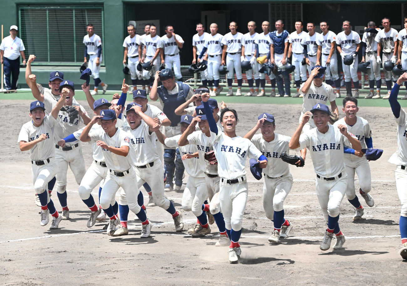 滋賀学園対綾羽　甲子園初出場を決め、喜びを爆発させる綾羽ナイン（撮影・和賀正仁）